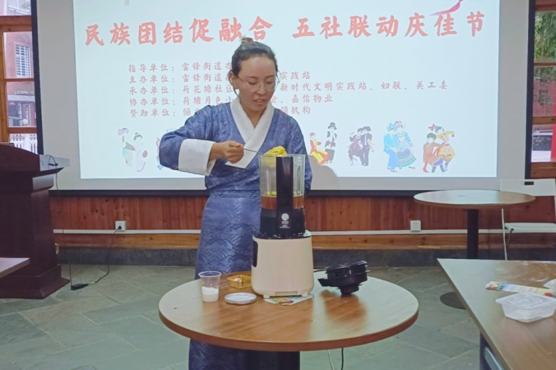 巴桑为现场人员展示简易的酥油茶制作流程。