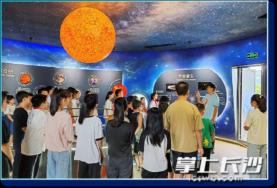 小河中学开设“星河天文台”社团。