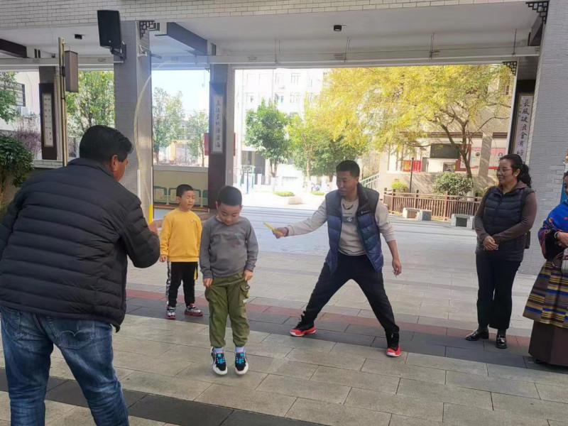 贡嘎教育人才在长沙市实验小学与孩子们一起跳绳。